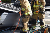 Stravična saobraćajna nesreća: Vatrogasci morali da seku automobil kako bi spasili dve devojke, krivac pobegao nakon sudara