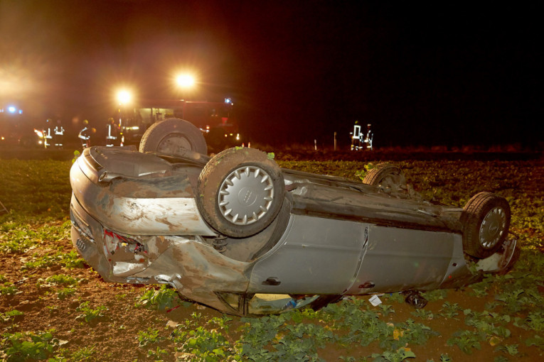Automobil sleteo sa puta: Poginulo dvoje tinejdžera