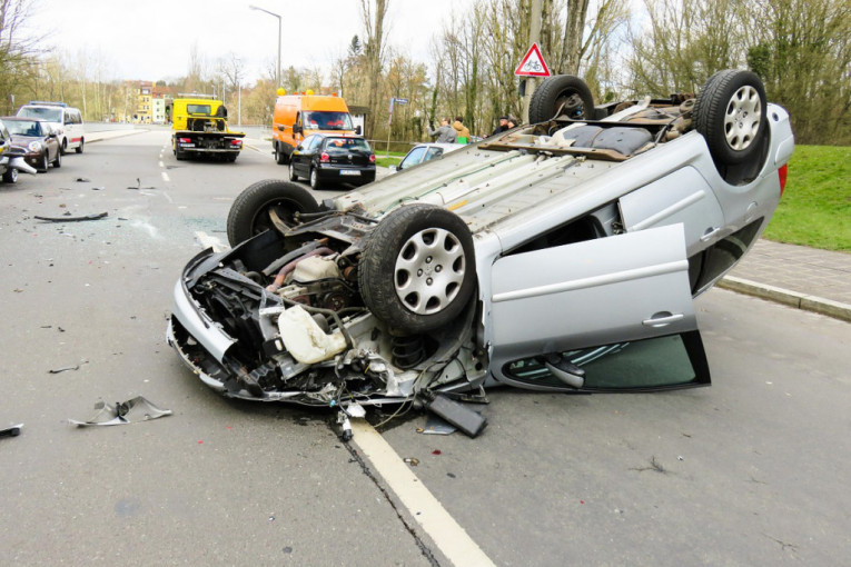 Teška saobraćajka na Smederevskom putu: Automobil udario u autobus, vozač stradao ubrzo nakon udarca
