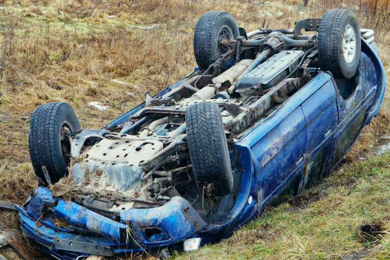Teška saobraćajna nesreća kod Gračanice: Automobil sleteo s puta, vozač poginuo!