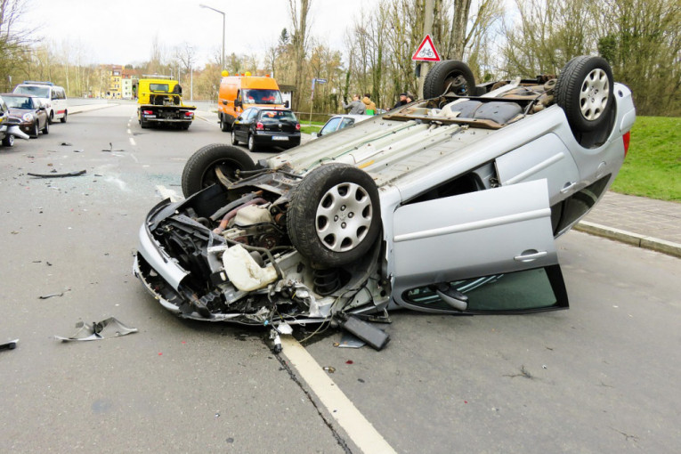 Teška saobraćajna nesreća kod Loznice: Jedna osoba poginula na licu mesta, troje povređeno!