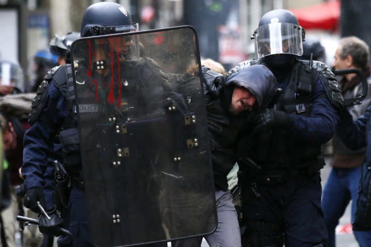 Sukob demonstranata i policije u Parizu, povređen i nagrađivani sirijski fotograf (FOTO)