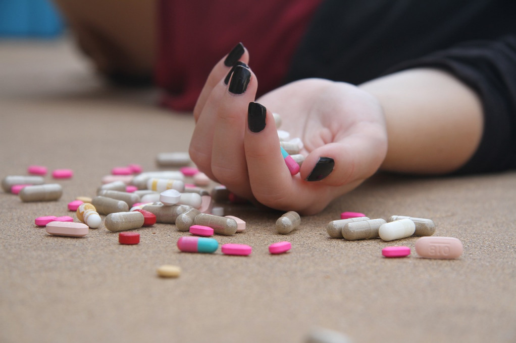 Htela da se ubije zbog žurke! Devojčica popila više od 70 tableta antidepresiva!