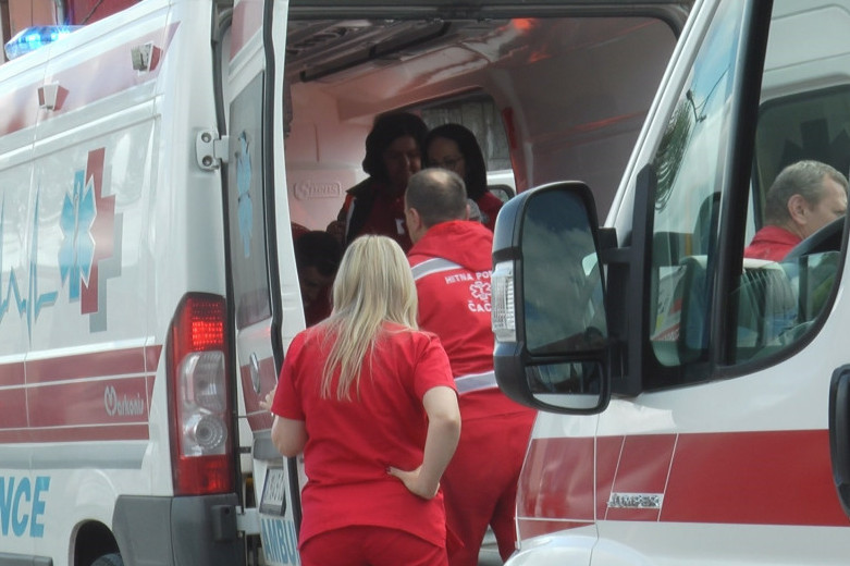 Palo drvo na muškarca u Ivanjici: Sa teškim povredama hitno prevezen u bolnicu!