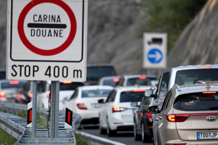 Naoružajte se strpljenjem ako idete van zemlje: Na graničnim prelazima se čeka i do pet sati