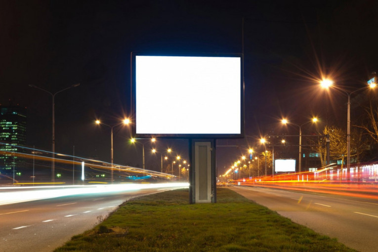 Šljašteći bilbordi mogu biti kobni: Sve više jarko svetlećih reklama na našim ulicama