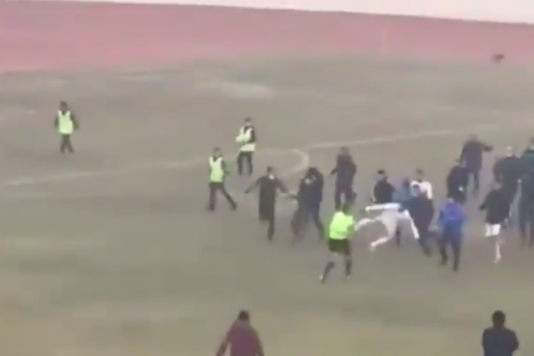 Ludilo u Uzbekistanu: Igrači i navijači zajedno tukli sudije (video)