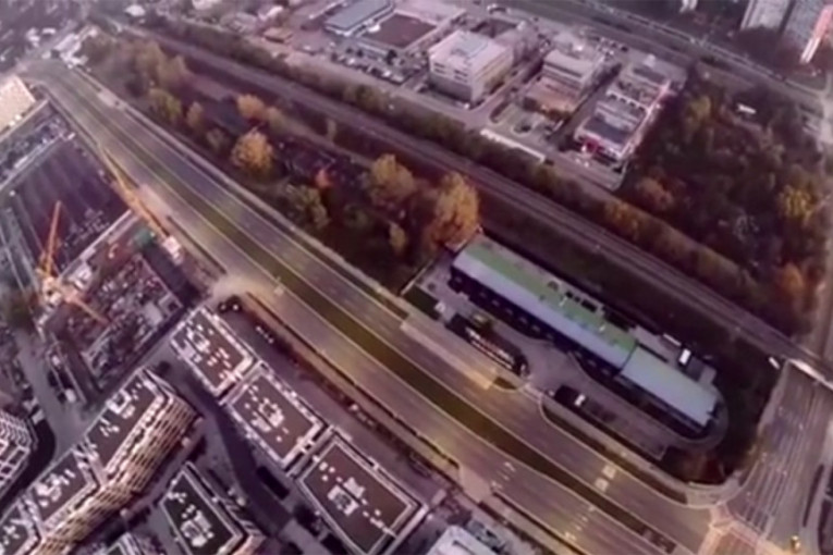 Mladić skočio sa najviše zgrade u Beogradu: Pogledajte let padobranom koji ledi dah (VIDEO)
