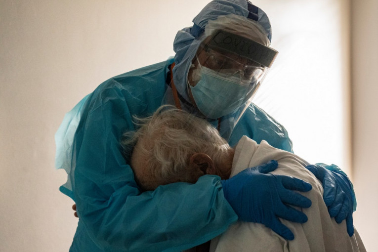 Priča iza dirljivog zagrljaja doktora i pacijenta sa koronom: “Osećao sam se kao on”