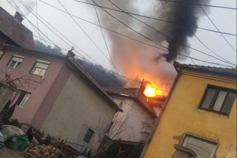 Vatra izbila u kući u kojoj živi pet porodica