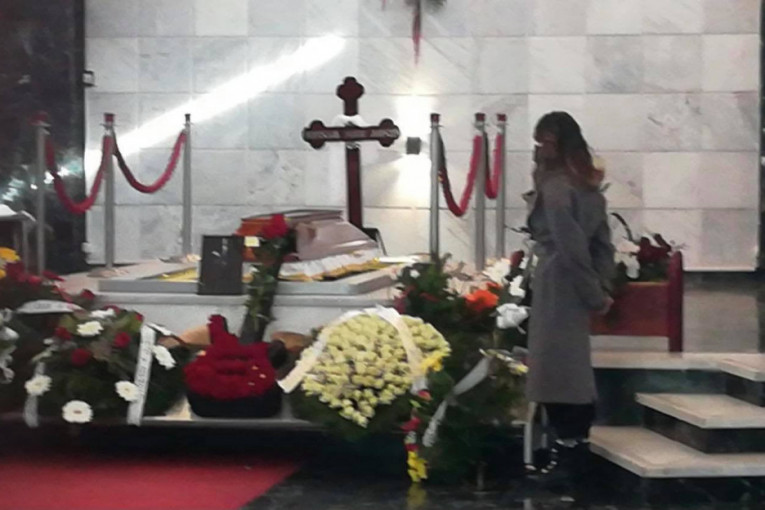 Miša Aleksić će danas biti kremiran, prijatelji i porodica došli da mu upute poslednje zbogom: Supruga i ćerka neutešne (FOTO)
