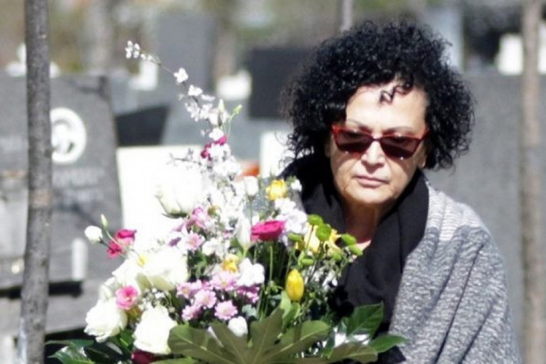 Majka Ksenije Pajčin skinula crninu nakon 10 godina: Skrhana bolom obišla ćerkin grob