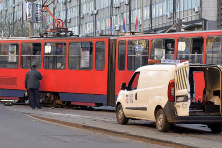 Sudar tramvaja i automobila na Autokomandi, bez zastoja u saobraćaju (FOTO)