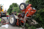 Auto naleteo na traktor kod Vreoca, traktorista teško povređen!