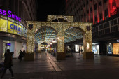 Glavne novogodišnje atrakcije su stigle: Jelka i "Kapija Beograda" svetle punim sjajem (FOTO)