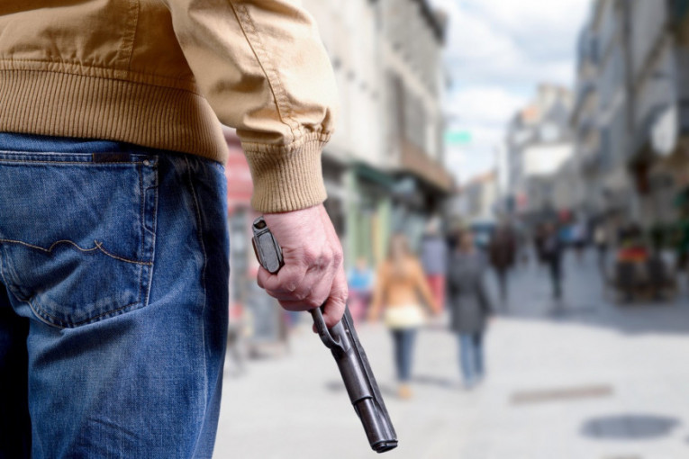 Mahao pištoljem u blizini škole za decu sa smetnjama u razvoju: Policija traga za manijakom!