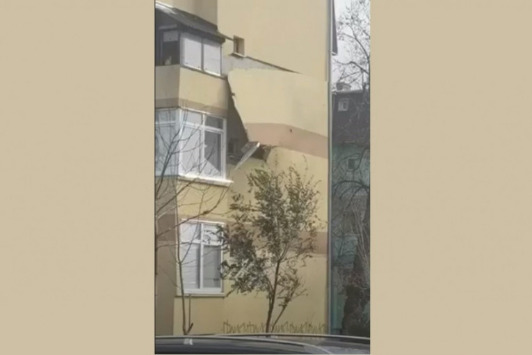Olujni vetar pravio haos, srušio deo fasade stambene zgrade (VIDEO)