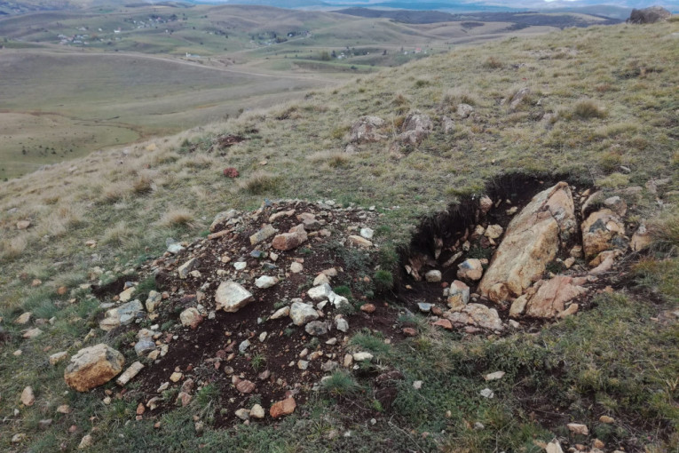 Vandali pljačkaju arheološko nalazište Trojan na Pešterskom polju: Iskopano više od deset rupa (FOTO)