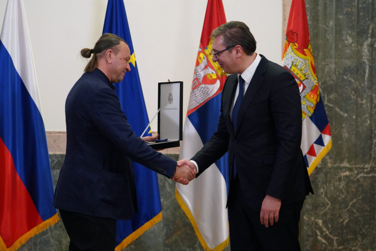 Hvala na svemu učinjenom za Srbiju: Vučić odlikovao Muhina, umetnika koji je oslikao Hram Svetog Save
