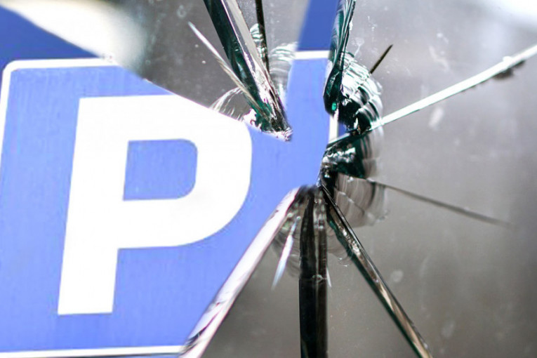 Divljao u "Parking servisu": Muškarac razbio staklo na pultu, povređen zaposleni