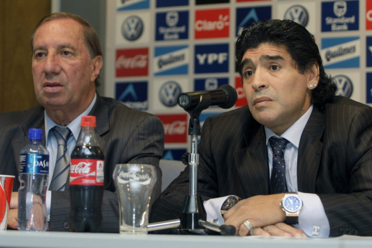 Legendarnom treneru iz Argentine ne smeju da saopšte da je Maradona umro