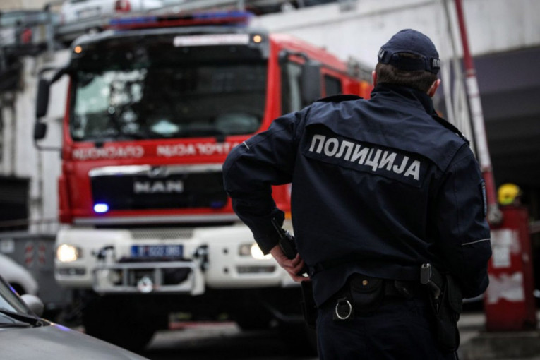 Stravična nesreća kod Rakovca: Vatrogasci sekli vozilo da bi izvukli telo (FOTO)
