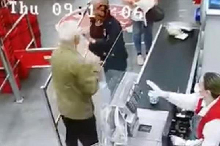 Snimak "zapalio" društvene mreže: Penzioneri se prvo posvađali, a onda i potukli nasred prodavnice! (VIDEO)