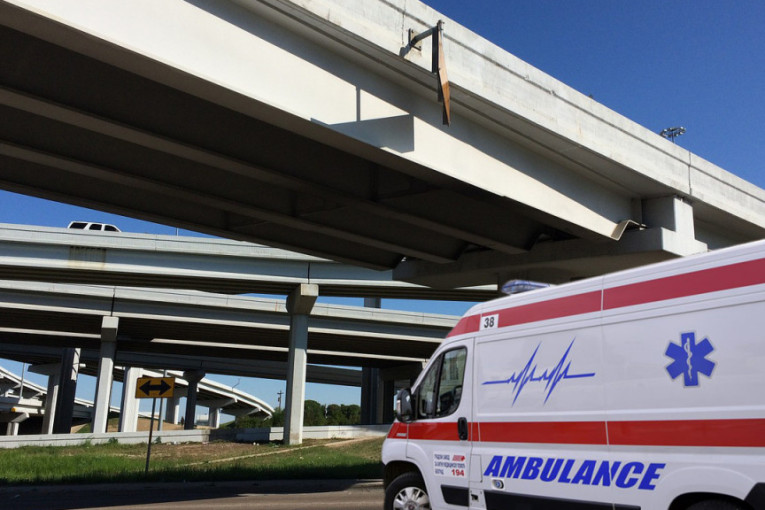 Noć u gradu: Dve osobe povređene u dva udesa