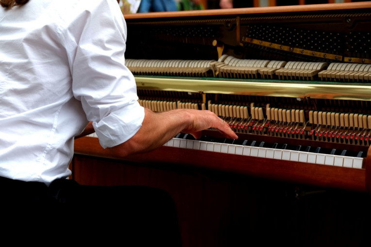 Nesvakidašnji slučaj: Suđenje pijanisti (18) zbog sviranja klavira!
