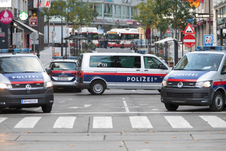 Albanac divljao u Beču: Namamio policajce napolje, pa ih pretukao! Obuzdali ga biber sprejom