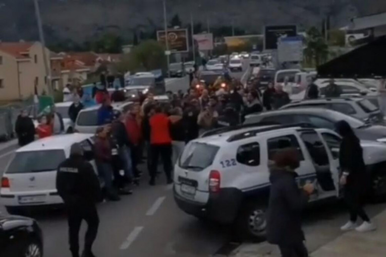 Incident tokom auto-litije u Igalu:  Priveden i policajac, pogledajte snimak (VIDEO)