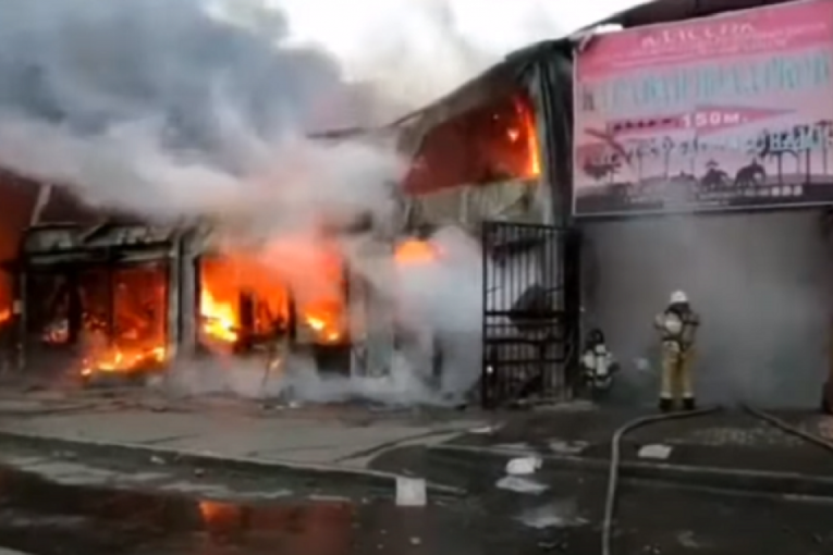 Veliki požar u Rusiji: Gori tržni centar, vatra se brzo širi (VIDEO)