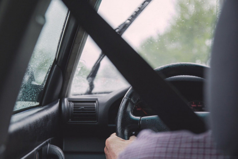Vozači, oprezno: Vetar stvara probleme, moguća još jedna opasnost na putevima
