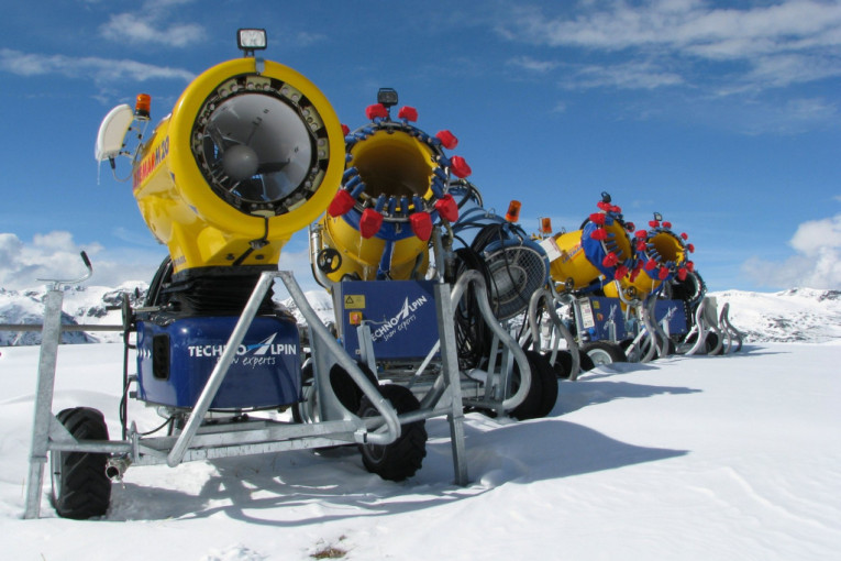 Kupuju 10 novih topova za sneg, a već imaju 37 koji ničemu ne služe?!