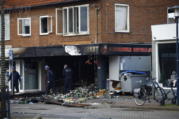 Haos u Holandiji: I dalje besne ulični protesti, uhapšeno najmanje 70 ljudi (VIDEO)