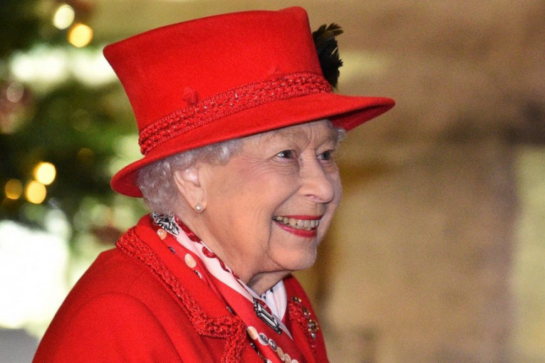 Kraljica Elizabeta II se vratila dužnostima posle smrti supruga: Osmehnuta razgovarala sa ambasadorima