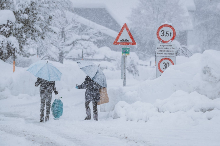 Crveni meteoalarm za deo Hrvatske: Sneg veje, jaka bura donela uzbunu