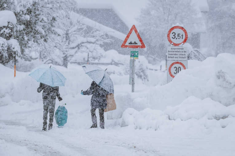 Crveni meteoalarm za deo Hrvatske: Sneg veje, jaka bura donela uzbunu