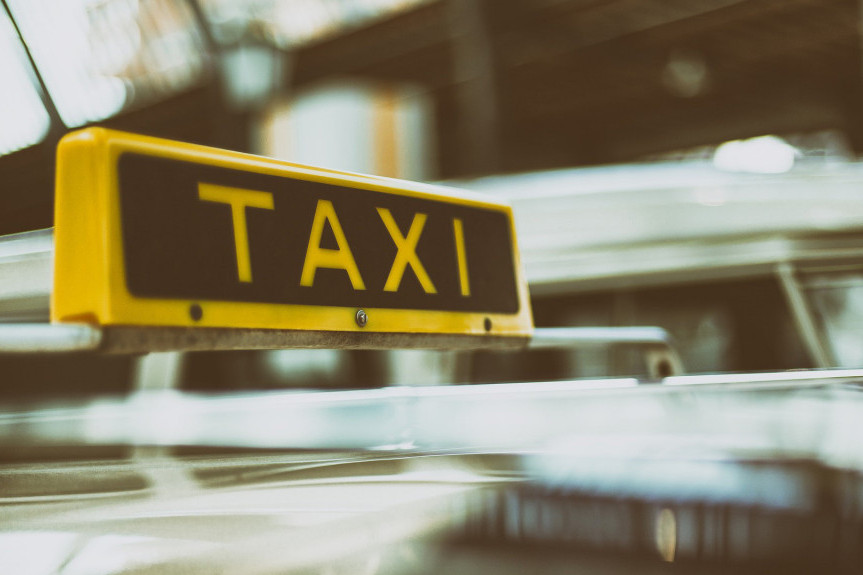 Uhapšena trojica Novosađana: Pretukli taksistu koji ih je vozio