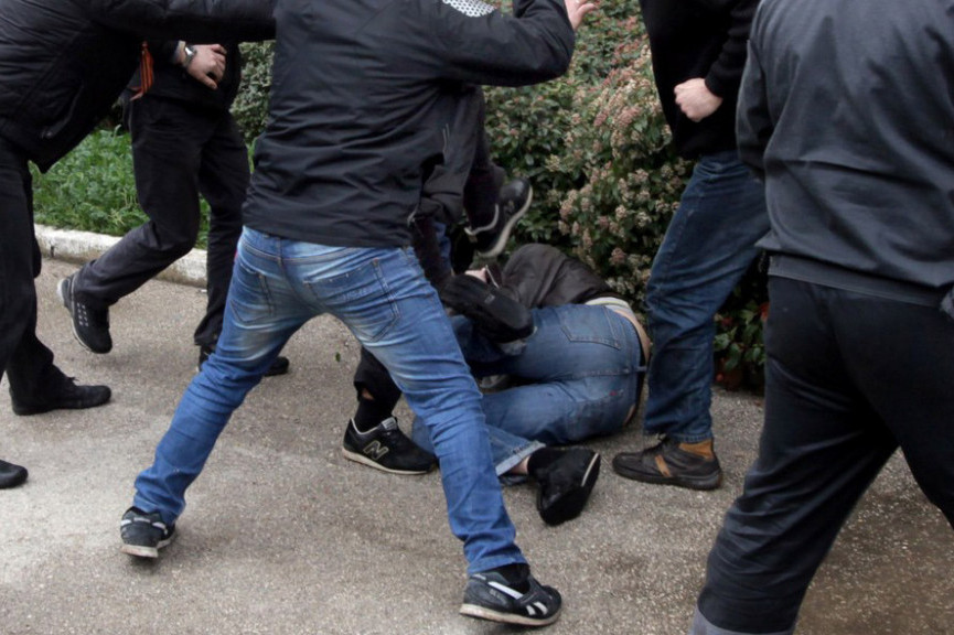 Vrisak i batinanje: Brutalna tuča mladića u Prijepolju (VIDEO)