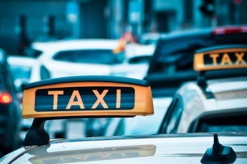 Dvojica muškaraca pretukla taksistu u Kikindi: Nisu imali da plate vožnju, pa izudarali vozača