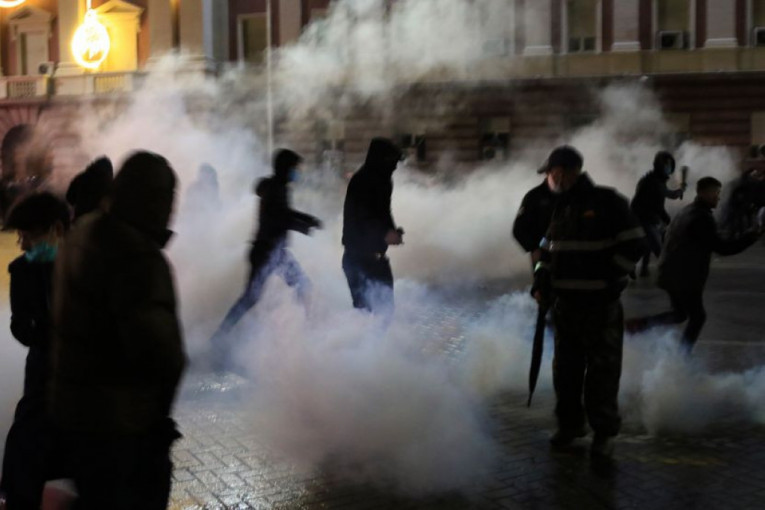 Suzavac i vodeni topovi u Tirani: Novi sukob policije i demonstranata zbog ubistva mladića (FOTO+VIDEO)