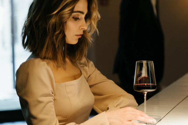Kako se pravilno drži vinska čaša i pije vino? (VIDEO)