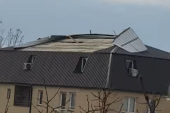 Prohujalo s košavom: Vetar "oljuštio" krov zgrade u Požarevcu (VIDEO)
