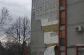 Košava ruši sve pred sobom: Otpala fasada sa zgrade na Labudovom brdu (FOTO)