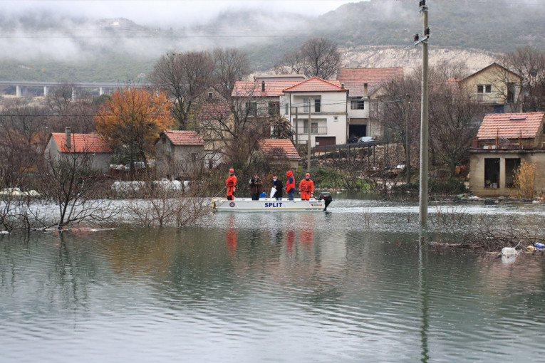 Nezapamćena poplava u Hrvatskoj: Iz kuća u Vrgorcu meštani spasavaju šta se može (VIDEO/FOTO)