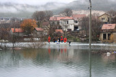 Nezapamćena poplava u Hrvatskoj: Iz kuća u Vrgorcu meštani spasavaju šta se može (VIDEO/FOTO)
