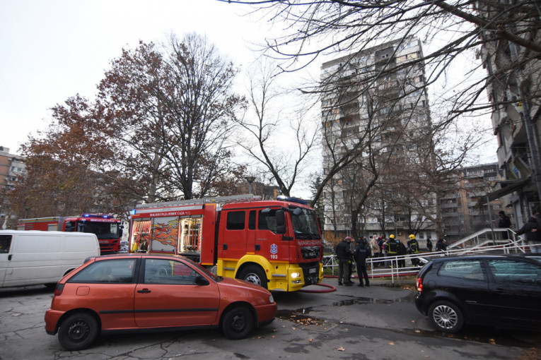 Vatra progutala BMW u Novom Sadu: Bio je parkiran ispred zgrade koja je juče gorela