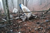 Prve fotografije palog aviona pokazuju sav užas nesreće na Kozari: Žena iz Rumunije bila pilot (FOTO)