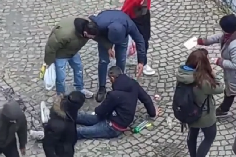 Tuča migranata kod Zelenog venca: Muškarac ostao krvav na ulici, posle napada trojice mladića (VIDEO)